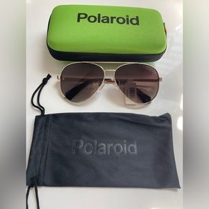 Men’s gold Polaroid aviator sunglasses